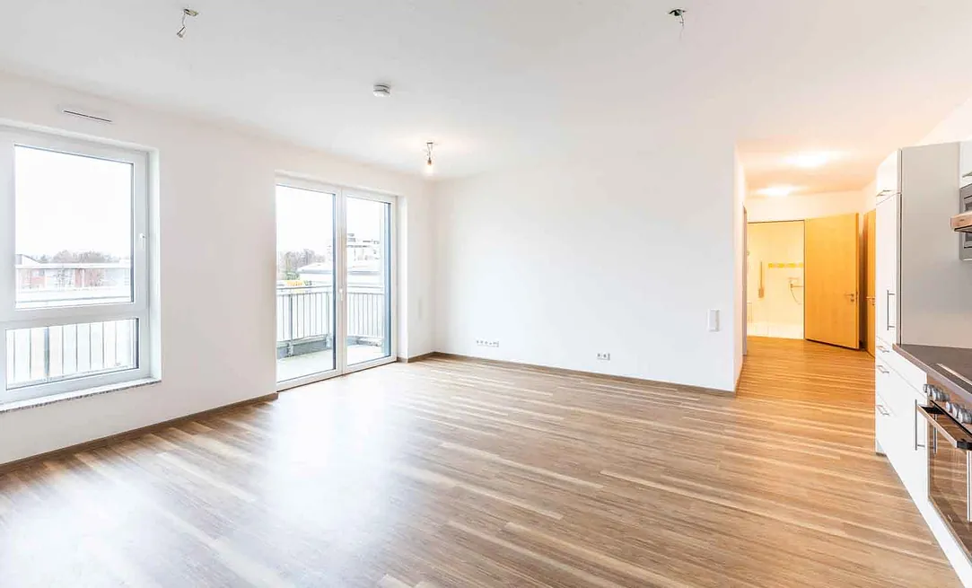 Küche unmöbliert Blickrichtung Fenster/Balkon