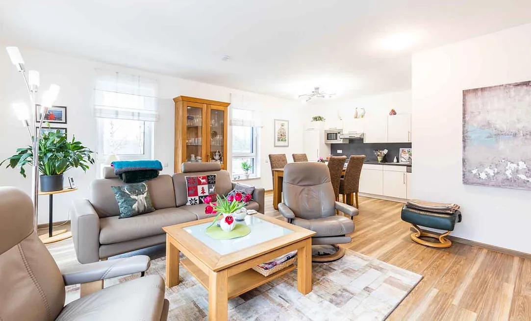 Wohnzimmer mit Sofa und Wohnzimmertisch
